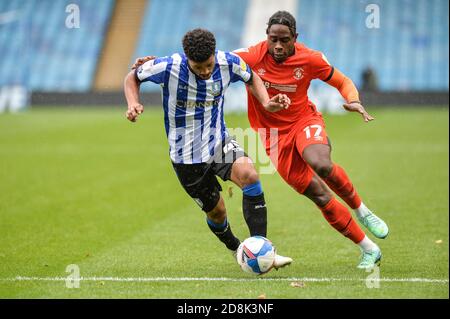 Elias Kachunga (45) di Sheffield Mercoledì prende su Pelly-Ruddock (17) Della città di Luton Foto Stock