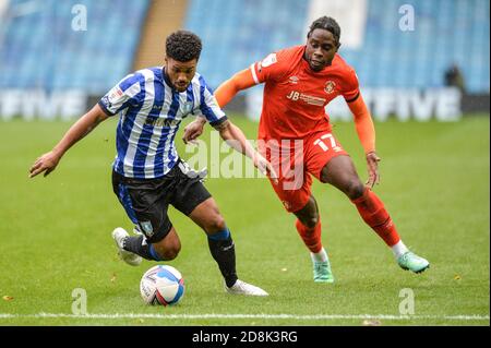 Elias Kachunga (45) di Sheffield Mercoledì prende su Pelly-Ruddock (17) Della città di Luton Foto Stock