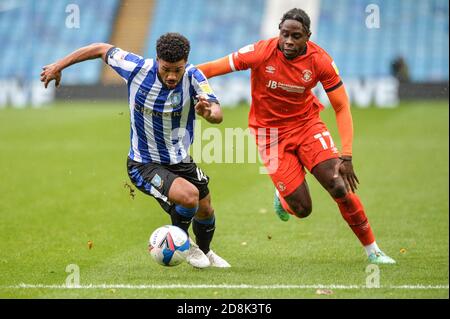 Elias Kachunga (45) di Sheffield Mercoledì prende su Pelly-Ruddock (17) Della città di Luton Foto Stock