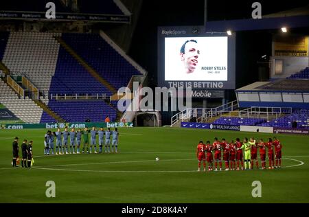 Coventry City e Reading Players durante un minuto di silenzio per l'ex Inghilterra e Manchester United giocatore Nobby Stiles prima del calcio d'inizio della partita Sky Bet Championship a St Andrews, Birmingham. Foto Stock