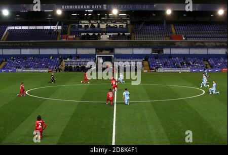 Coventry City e Reading Players si sfidano prima del calcio d'inizio durante la partita Sky Bet Championship a St Andrews, Birmingham. Foto Stock