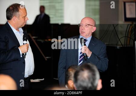 Nobby Stiles parla ad un pranzo sportivo a Londra. Una delle sue ultime apparizioni. Foto Stock