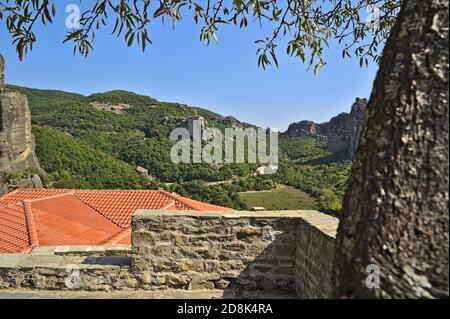 Vista sui monasteri di Meteora in una giornata estiva Foto Stock