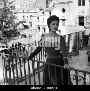 GINA LOLLOBRIGIDA sul set location candid a Ravello in Italia Le riprese BATTONO IL DIAVOLO 1953 regista JOHN HUSTON romanzo Claud Cockburn sceneggiatura Truman Capote e John Huston UK - Italia - USA co-produzione Romulus Films / Caro Film / Santana Società di immagini Foto Stock