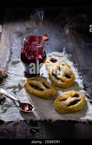 Halloween cookie.Delicious dolce dessert.Healthy cibo e drink.tavolo di legno. Foto Stock