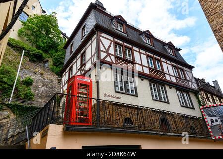 18 luglio 2020: Cochem. Bellissima città storica sulla romantica Mosella, fiume Mosella. Vista sulla città, casa a graticcio, case. Renania-Palatinato, tedesco Foto Stock