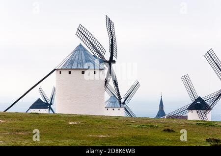 Mulini a vento tradizionali in campo de Crippana. Castilla la Mancha, Spagna Foto Stock