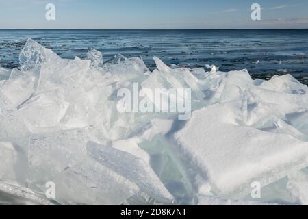 Ice build-up lungo il Lago superiore, Cucine Gammi Park, Febbraio, MN, USA, di Dominique Braud/Dembinsky Photo Assoc Foto Stock