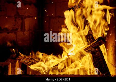 Legna da fuoco in camino in mattoni con morbido caldo arancio belle fiamme rilassanti. Foto Stock
