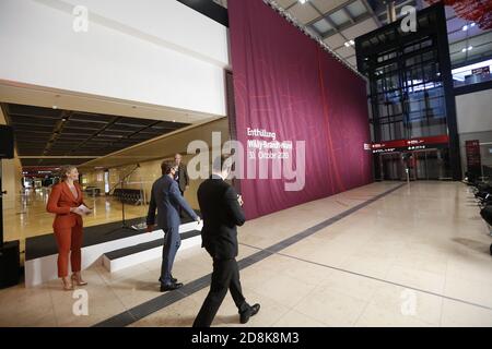 Brandeburgo: La foto mostra Michael Müller, amtierender Bürgermeister von Berlin und Engelbert Lütke Dardrup, Vorstandsvorsitzender der Flughafen Berlin Brandenburg GmbH alla cerimonia di inaugurazione del Willy Brandt Wall presso il nuovo aeroporto della capitale tedesca BER. (Foto di Simone Kuhlmey/Pacific Press) Credit: Pacific Press Media Production Corp./Alamy Live News Foto Stock