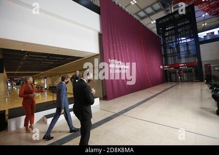 Brandeburgo: La foto mostra Michael Müller, amtierender Bürgermeister von Berlin und Engelbert Lütke Dardrup, Vorstandsvorsitzender der Flughafen Berlin Brandenburg GmbH alla cerimonia di inaugurazione del Willy Brandt Wall presso il nuovo aeroporto della capitale tedesca BER. (Foto di Simone Kuhlmey/Pacific Press) Credit: Pacific Press Media Production Corp./Alamy Live News Foto Stock