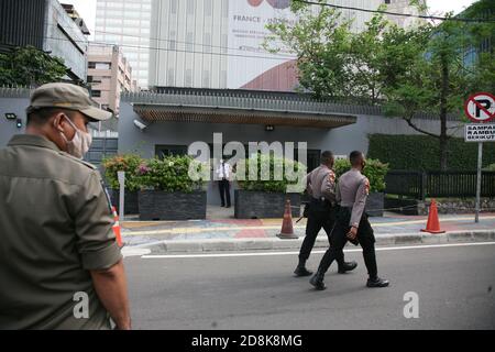 Giacarta, Indonesia. 30 Ott 2020. L'ufficiale di polizia che indossa una maschera passa di fronte all'ambasciata francese nella zona di Thamrin Street, nel centro di Giacarta, Indonesia, venerdì 30 ottobre 2020. L'ambasciata sembra vuota dalle dimostrazioni. E' previsto che l'ufficio dell'ambasciata sarà dimostrato per diverse volte a seguito delle critiche rivolte al presidente francese Emanuel Macron che ha insultato l'Islam. (Foto di Kuncoro Widyo Rumpoko/Pacific Press) Credit: Pacific Press Media Production Corp./Alamy Live News Foto Stock