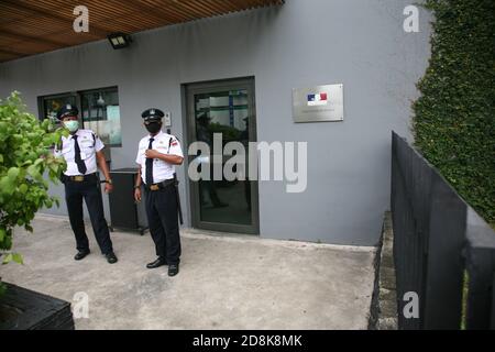 Giacarta, Indonesia. 30 Ott 2020. Gli addetti alla sicurezza indossano maschere di fronte all'ambasciata francese nella zona di Thamrin Street, nel centro di Giacarta, Indonesia, venerdì 30 ottobre 2020. L'ambasciata sembra vuota dalle dimostrazioni. E' previsto che l'ufficio dell'ambasciata sarà dimostrato per diverse volte a seguito delle critiche rivolte al presidente francese Emanuel Macron che ha insultato l'Islam. (Foto di Kuncoro Widyo Rumpoko/Pacific Press) Credit: Pacific Press Media Production Corp./Alamy Live News Foto Stock