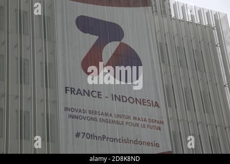 Giacarta, Indonesia. 30 Ott 2020. L'ambasciata francese nella zona di Thamrin Street, nel centro di Giacarta, Indonesia, venerdì 30 ottobre 2020 sembrava deserta dalle manifestazioni. E' previsto che l'ufficio dell'ambasciata sarà dimostrato per diverse volte a seguito delle critiche rivolte al presidente francese Emanuel Macron che ha insultato l'Islam. (Foto di Kuncoro Widyo Rumpoko/Pacific Press) Credit: Pacific Press Media Production Corp./Alamy Live News Foto Stock