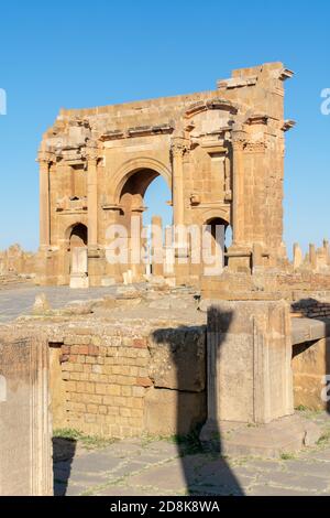 Timgad, Batna/Algeria - 10/11/2020: Le rovine dell'antica città di Timgad (Thamugas) , costruite intorno al 100 a.C. nella regione di Aures. Foto Stock