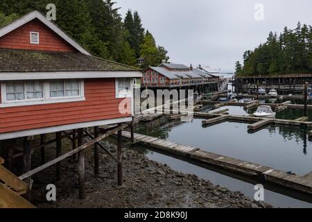 Edifici storici di Telegraph Cove e barche in una giornata nuvolosa Foto Stock