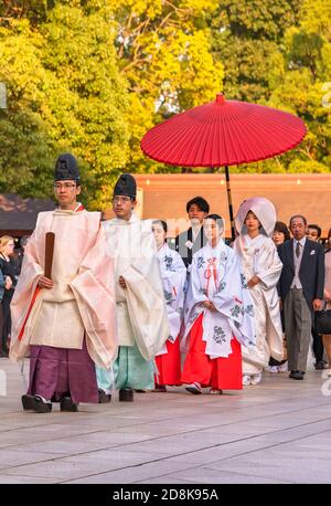 tokyo, giappone - ottobre 10 2019: Folle che fotografano un tradizionale matrimonio giapponese dove sacerdoti indossano cappelli Eboshi e giovani maidens Miko guidano bri Foto Stock