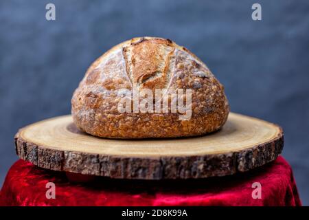 Pane artigianale di tradizionali fatti in casa Boule di pasta acida pane con crosta su una tavola di legno Foto Stock