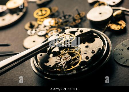 concetto di riparazione dell'orologio meccanico. ridefinizione delle parti dell'orologio da polso meccanico. Foto Stock