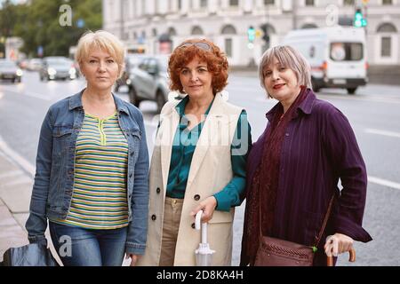 Belle donne sorridenti bianche invecchiate si levano in piedi sulla strada. Foto Stock
