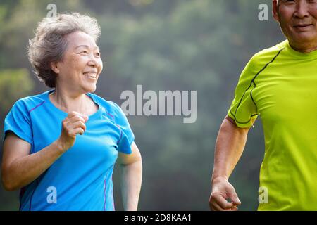 Happy Senior coppia jogging nel parco naturale Foto Stock