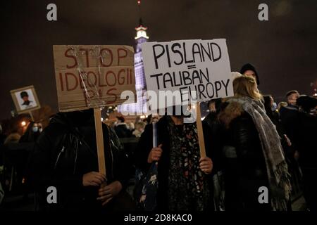 Varsavia, Polonia. 30 Ott 2020. Gli attivisti pro-scelta e i loro sostenitori sono visti durante l'ottavo giorno di proteste che chiedono il diritto delle donne a Varsavia, la capitale della Polonia, il 30 ottobre 2020. Centinaia di migliaia di attivisti hanno marciato per le strade di Varsavia per esprimere la loro rabbia alla sentenza del Tribunale costituzionale polacco, che ha inasprito le già severe leggi sull'aborto. (Foto di Michal Busko/Sipa USA) Credit: Sipa USA/Alamy Live News Foto Stock