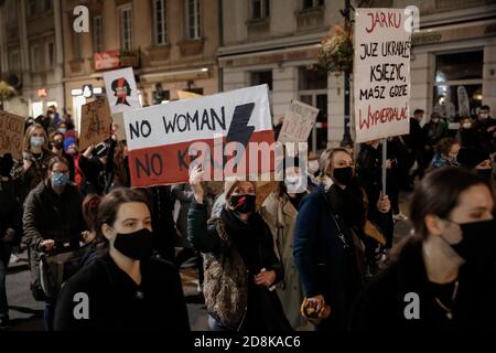 Varsavia, Polonia. 30 Ott 2020. Gli attivisti pro-scelta e i loro sostenitori sono visti durante l'ottavo giorno di proteste che chiedono il diritto delle donne a Varsavia, la capitale della Polonia, il 30 ottobre 2020. Centinaia di migliaia di attivisti hanno marciato per le strade di Varsavia per esprimere la loro rabbia alla sentenza del Tribunale costituzionale polacco, che ha inasprito le già severe leggi sull'aborto. (Foto di Michal Busko/Sipa USA) Credit: Sipa USA/Alamy Live News Foto Stock