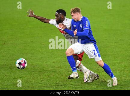 Gelsenkirchen, Germania. 30 Ott 2020. Kilian Ludewig (R) di Schalke 04 vies con Orel Mangala di Stoccarda durante una partita tedesca della Bundesliga tra FC Schalke 04 e VfB Stuttgart a Gelsenkirchen, Germania, 30 ottobre 2020. Credit: Christopher Neundorf/Kirchner-Media/pool/handout via Xinhua/Alamy Live News Foto Stock