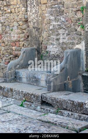 Timgad, Batna/Algeria - 10/11/2020: Le rovine dell'antica città di Timgad (Thamugas) , costruite intorno al 100 a.C. nella regione di Aures. Foto Stock