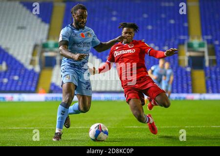 Birmingham, Regno Unito. 30 Ott 2020. Fankaty Dabo di Coventry City si prepara a sparare in una croce, mentre sfidato da Omar Richards di Reading durante lo Sky Bet Championship match tra Coventry City e Reading a St Andrews, Birmingham, Inghilterra, il 30 ottobre 2020. Foto di Nick Browning/prime Media Images. Credit: Prime Media Images/Alamy Live News Foto Stock