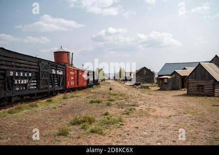 South Park City, Colorado - 16 settembre 2020: Vista del museo all'aperto, con edifici abbandonati e un treno nella città di Fairplay Foto Stock