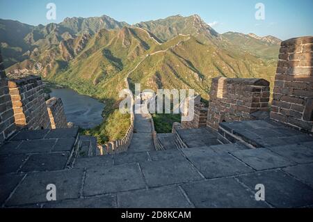 La Grande Muraglia cinese va all’orizzonte Foto Stock