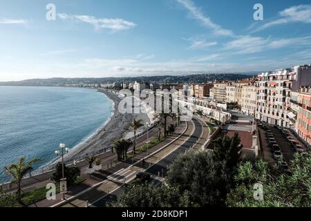 Bello. 30 Ott 2020. Foto scattata il 30 ottobre 2020 mostra una vista di Nizza, Francia. La Francia, il primo giorno di blocco nazionale per arginare la seconda ondata di pandemia di coronavirus, ha segnalato 49,215 altri casi di infezione da coronavirus, secondo i dati pubblicati il venerdì dall'Agenzia sanitaria pubblica. La Francia ha iniziato un secondo confinamento nazionale a partire dalla mezzanotte di giovedì. Le persone escono solo per lavoro, emergenza sanitaria, esigenze familiari essenziali o breve esercizio vicino a casa. I negozi non essenziali, inclusi bar, caffè, palestre e ristoranti, sono chiusi. Foto Stock