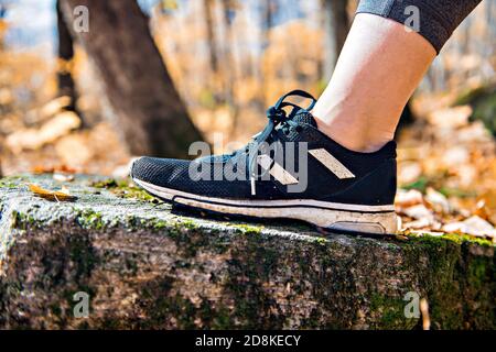 Running sport Concept .Closeup di scarpe da runner donna a piedi nudi. Jogging femminile in autunno Foto Stock