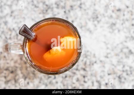 Vista dall'alto del tè caldo alla radice dello zenzero in vetro trasparente buono per la salute Foto Stock