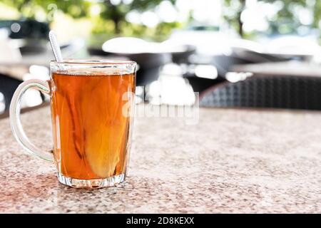 Tè caldo alla radice di zenzero in vetro trasparente buono per la salute Foto Stock