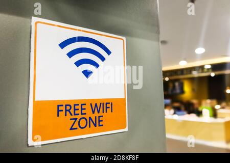 WIFI gratuito, segnaletica per le parole nell'area pubblica per i patron convenienza Foto Stock