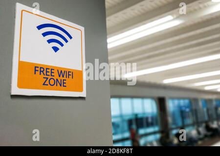 WIFI gratuito, segnaletica per le parole nell'area pubblica per i patron convenienza Foto Stock