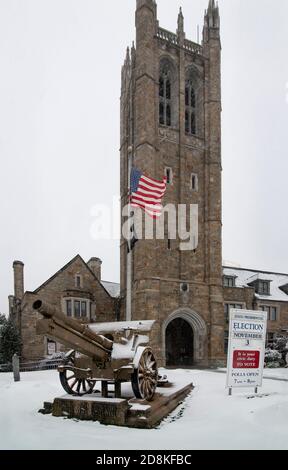 Norwood, Massachusetts, USA, 30 Ott 2020: Ultimo giorno di votazione in prima persona alle elezioni nazionali americane del 2020. Foto Stock