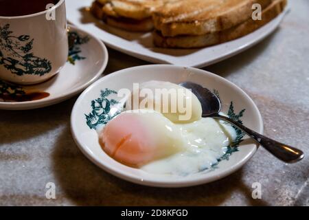 Mezza uova bollite, caffè, pane tostato, popolare colazione in stile cinese in Malesia Foto Stock