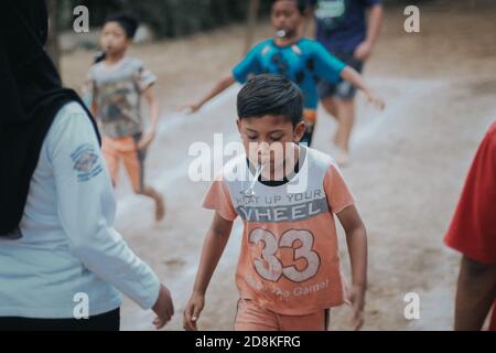 Purbalingga, Indonesia - 13 agosto 2018 : i bambini portano il marmo sul cucchiaio per celebrare il giorno dell'indipendenza Foto Stock