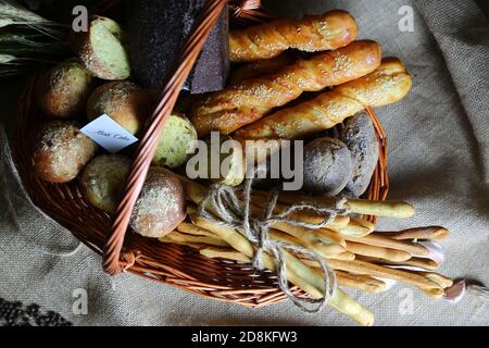 Shot ad angolo elevato di un cestello riempito con vari tipi di pane Foto Stock