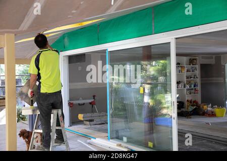 La ristrutturazione e l'estensione della casa di Sydney funzionano come l'uomo d'arte rifinisce il Installazione cartongesso, Sydney, Australia Foto Stock