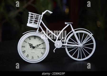 Primo piano di un orologio in bicicletta su sfondo nero Foto Stock