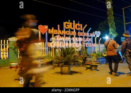 Tegal, Indonesia - 6 luglio 2019: visitatore sulla sorgente termale di Guci Foto Stock