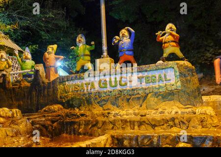 Tegal, Indonesia - 6 luglio 2019: Statua nana sulla sorgente termale di Guci Foto Stock