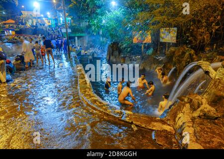 Tegal, Indonesia - 6 luglio 2019: Vacanza sulla sorgente termale di Guci Foto Stock