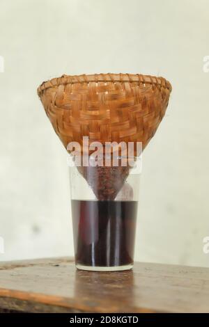 filtro per caffè v60 in bambù Foto Stock