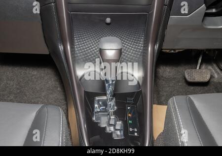 Maniglia grigia del cambio automatico della vettura in modalità Zoom View Foto Stock