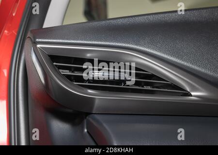 Davanti aria di ventilazione dell'automobile moderna nell'interno dell'automobile su Zoom Visualizza Foto Stock